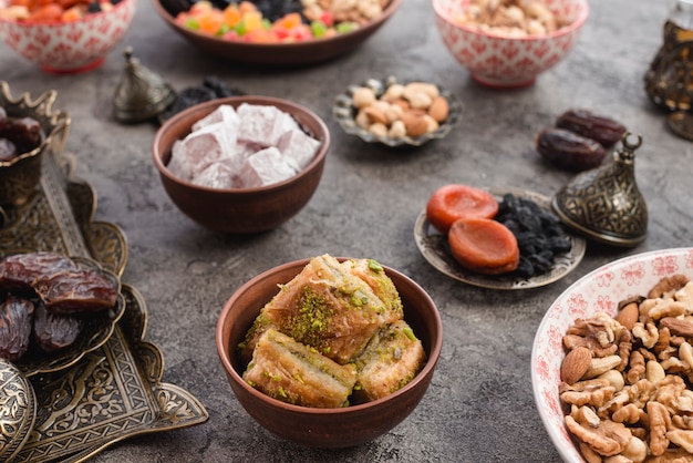 Foto gratuita baklava di dessert turco con pistacchio e noci per il ramadan