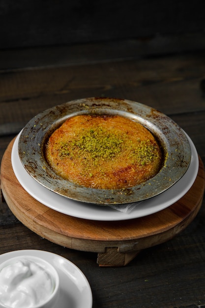 Free photo turkish dessert kunefe topped with pistachio