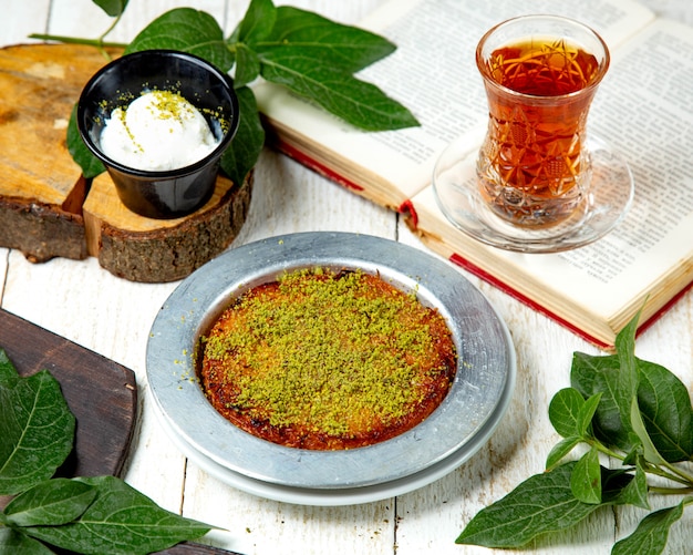 Free photo turkish dessert kunefe with ice cream