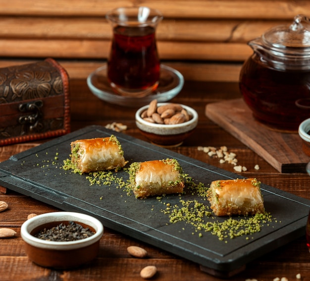 Free photo turkish pakhlava on the table