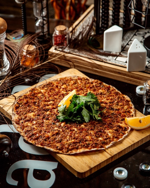 Free photo turkish pizza lahmajun topped with parsley and lemon