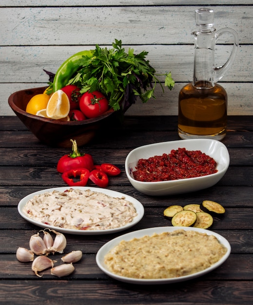Foto gratuita insalate turche sul tavolo