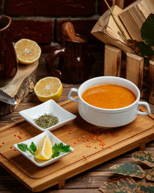 Free photo turkish soup with spices