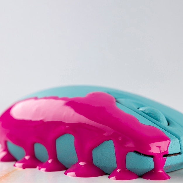 Free photo turquoise mouse with dripping pink paint