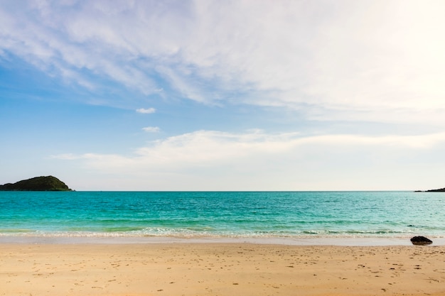 Free Photo turquoise sea against sky