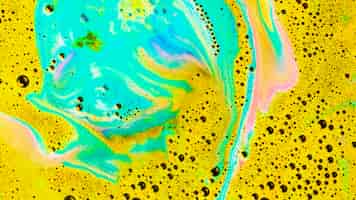 Foto gratuita turchese e giallo dissolvono l'acqua della bomba da bagno con le bolle