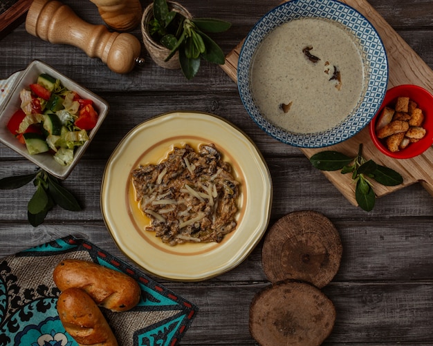 Turshu govurma, pasto caucasico con zuppa cremosa di funghi