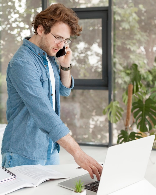 Insegnante a casa che parla sulla vista laterale del telefono