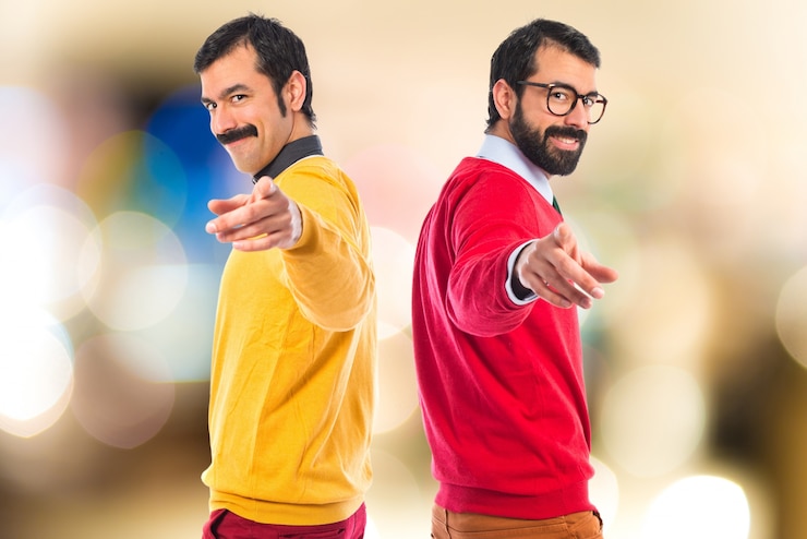 मुफ़्त फोटो जुड़वा भाई सामने की ओर इशारा कर रहे हैं
