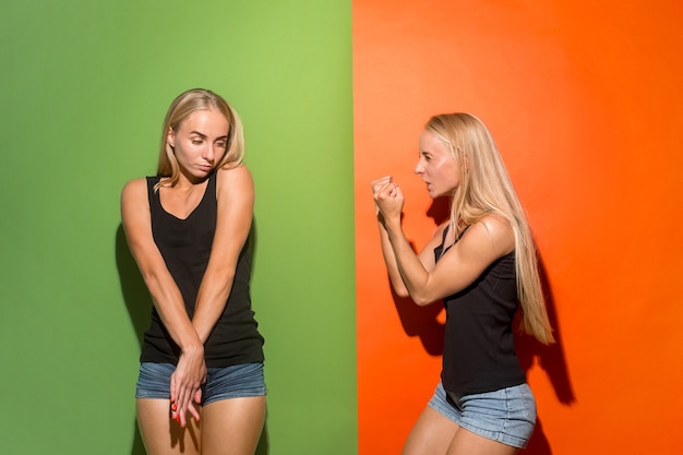 Foto gratuita gemelli ritratto di una donna arrabbiata