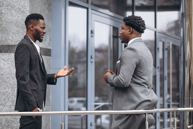 Два африканских бизнесмена, встреча вместе