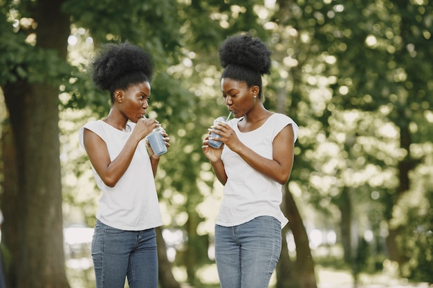 Due sorelle afroamericane si riposano in un parco