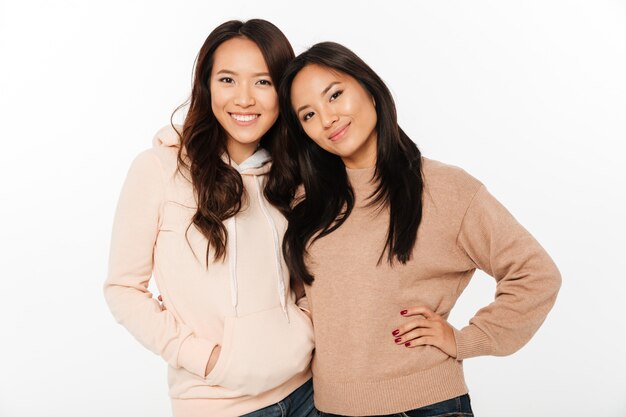 Две азиатские милые жизнерадостные сестры