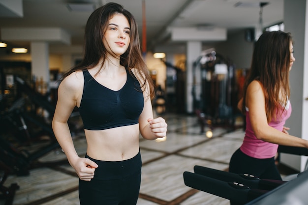 Free photo two athletic girls in the gym