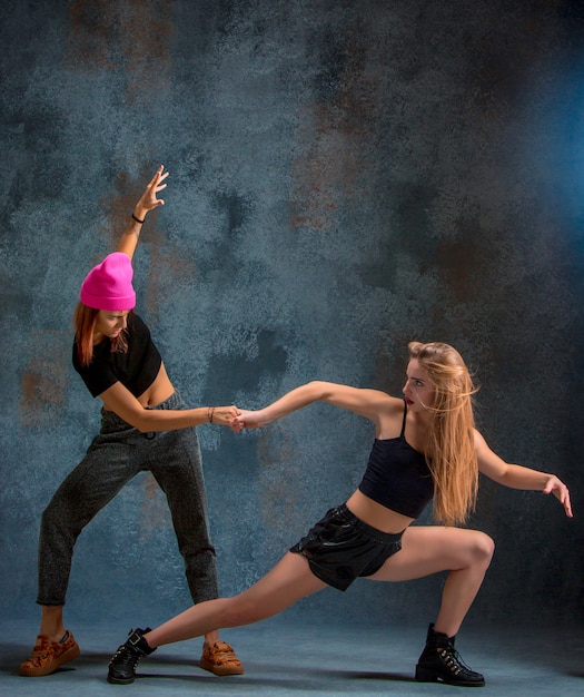 Free photo the two attractive girls dancing twerk in the studio