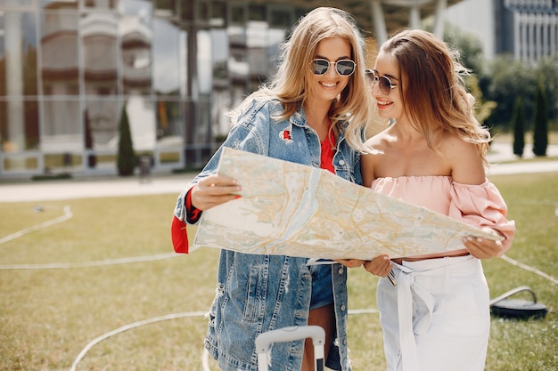 Due belle ragazze in piedi vicino all'aeroporto