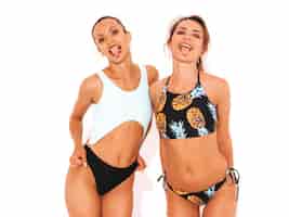 無料写真 水泳ランジェリーで2人の美しいセクシーな笑顔の女性。楽しいトレンディなホットモデル。分離された女の子