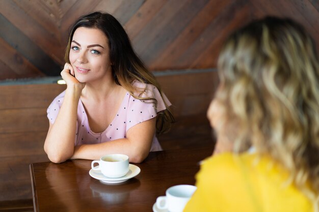 カフェでコーヒーを飲む2人の美しい女性