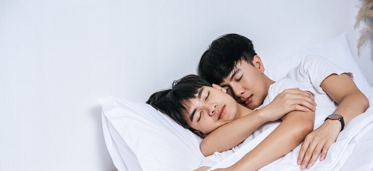 무료 Photo 사랑하는 두 젊은이가 함께 침대에서 잤습니다.