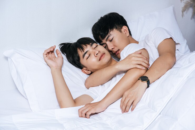 무료 Photo 사랑하는 두 젊은이가 함께 침대에서 잤습니다.