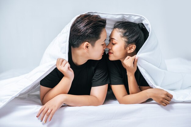 사랑하는 두 젊은 여성이 함께 침대에서 잤습니다.