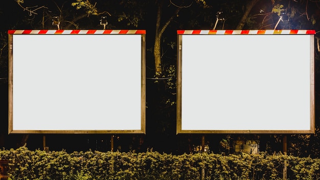 公園の2つの空白の白広告の広告掲示板