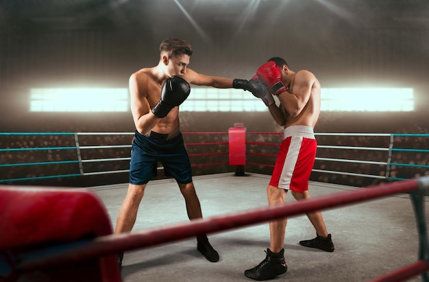 Foto gratuita due pugili stanno combattendo sul ring di pugilato professionistico