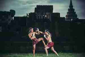 Foto gratuita due pugili combattono con le arti marziali di muay thai.