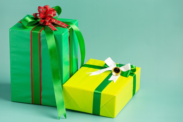 薄緑色の背景に弓でプレゼントの2つのボックス