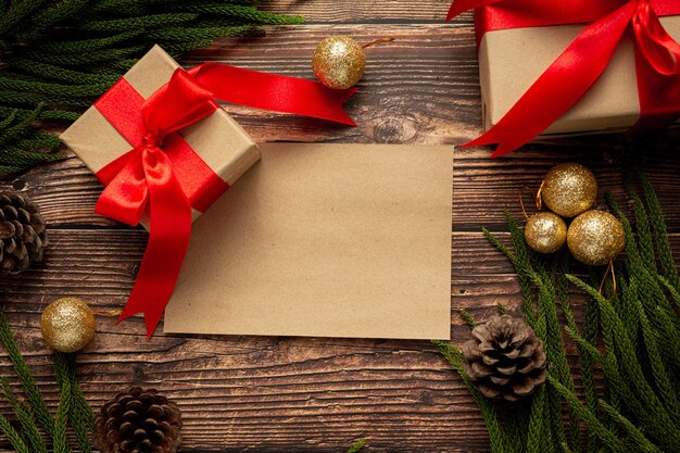 木製の背景に赤いリボンの弓とプレゼントの2箱