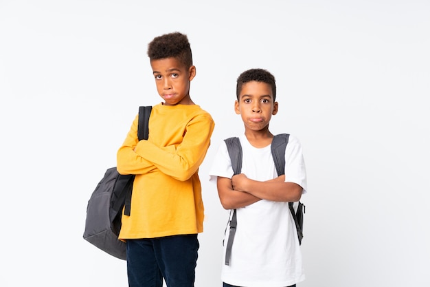 Два мальчика афро-американских студентов на белом фоне