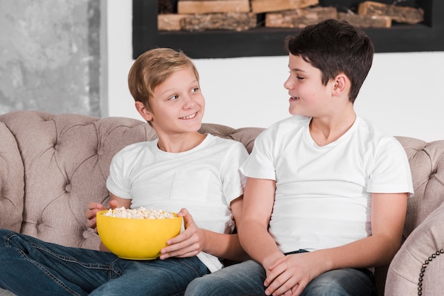 Два мальчика разговаривают и сидят на диване