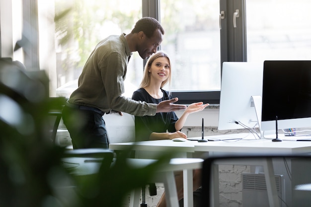 Foto gratuita due partner commerciali che lavorano insieme