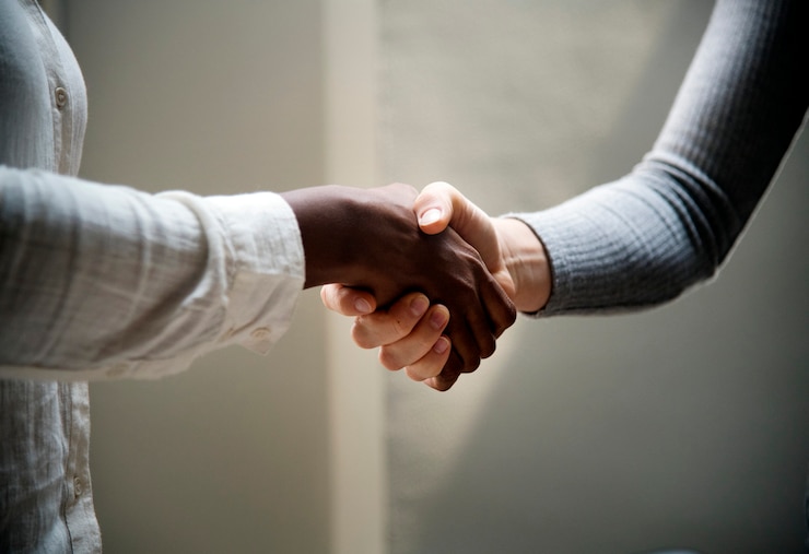 Free Photo two business people shaking hands