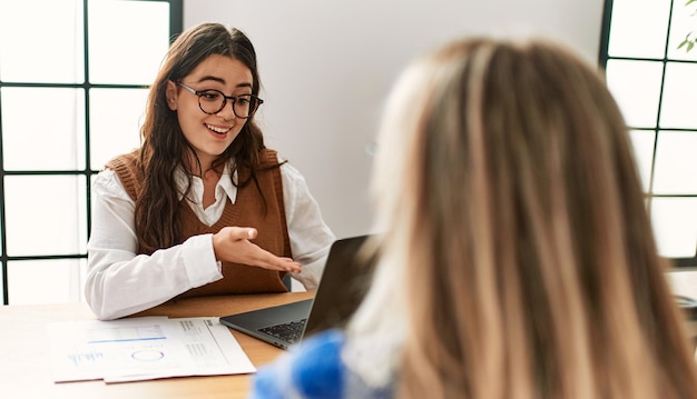 Due lavoratori d'affari donna sorridente felice di lavorare in ufficio