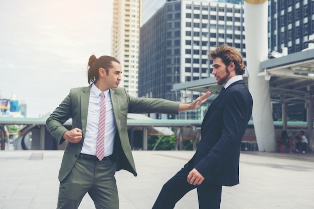 Free photo two businessmen mad each other  trying to come to an agreement.