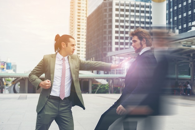 Free photo two businessmen mad each other  trying to come to an agreement.