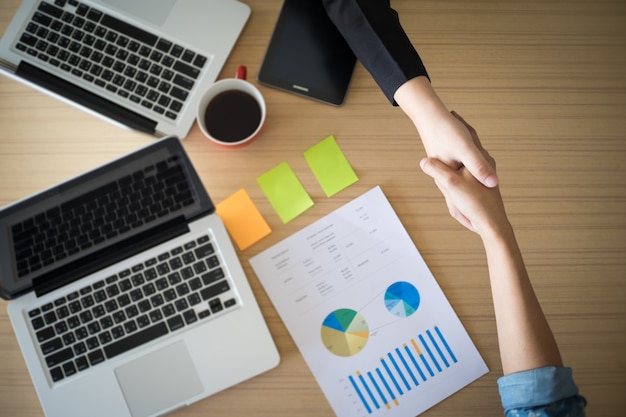 Free photo two businesspeople shaking hands indoors