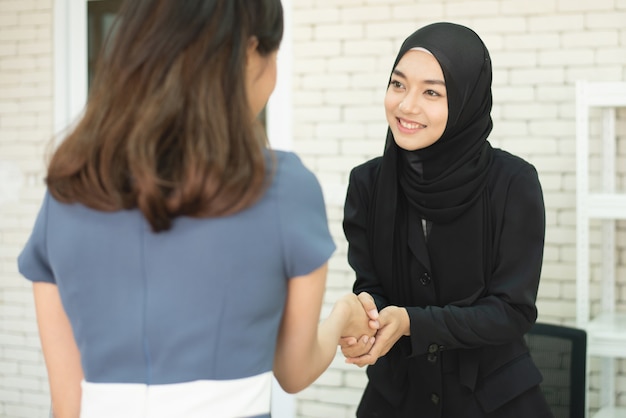 two businesswoman muslim success meeting 73740 662 - Buktikan! 5 Keuntungan Melamar Pekerjaan di Event Bursa Kerja