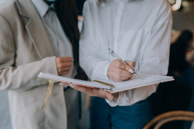 Foto gratuita due imprenditrici discutono diversi punti di vista sul lavoro