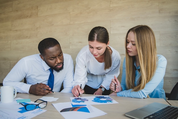 Free photo two businesswomen and one businessman