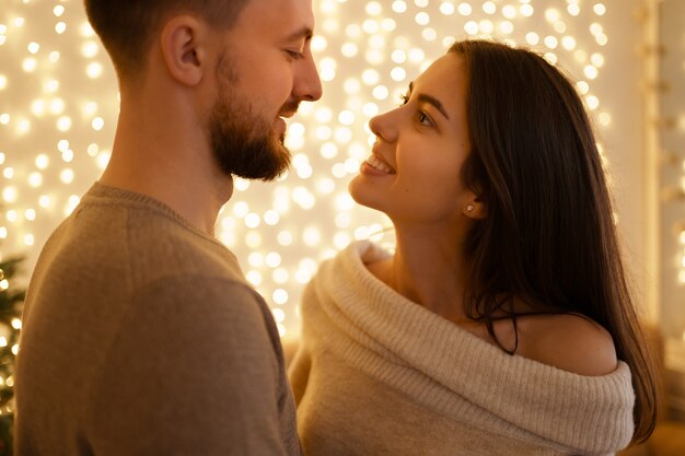 2人の陽気な素敵な甘い優しい美しい愛らしいかわいいロマンチックな結婚した配偶者の夫と妻