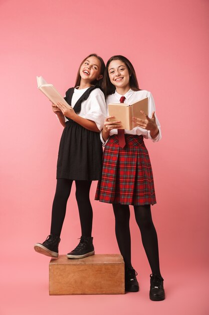 手を上げる制服で面白い女子高生 プレミアム写真