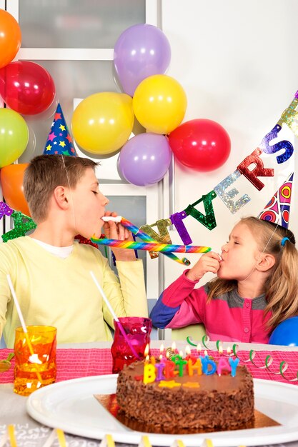 재미있는 생일 파티에서 두 아이