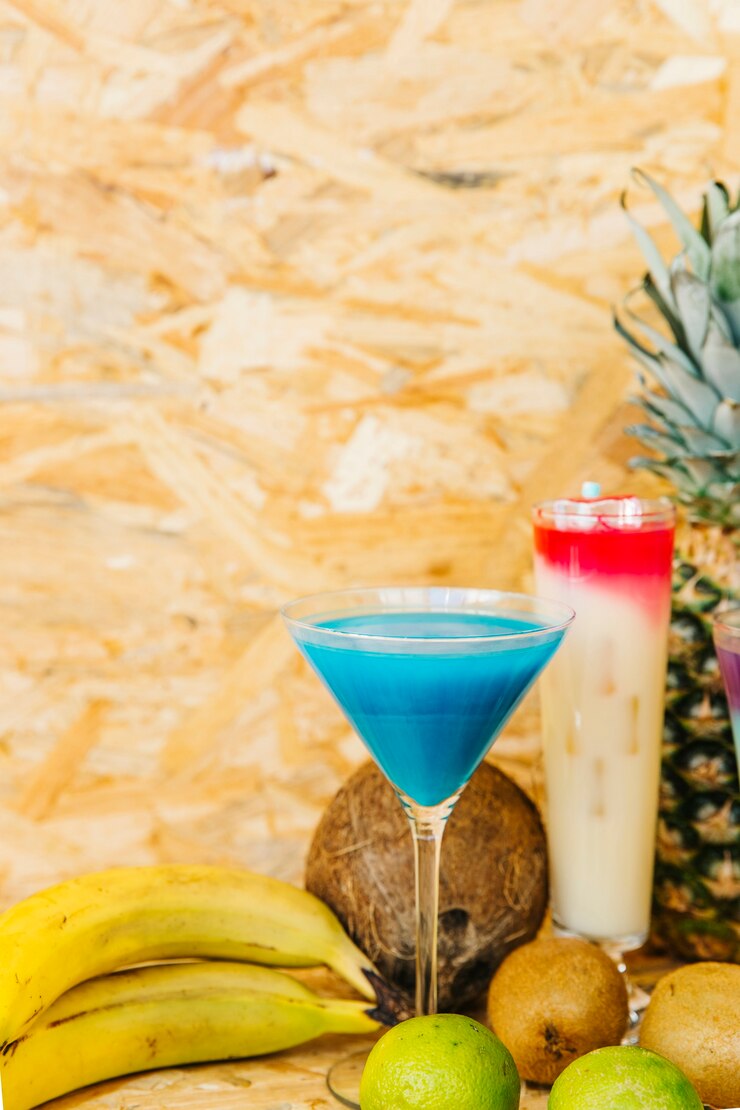 Free Photo two cocktails and tropical fruits