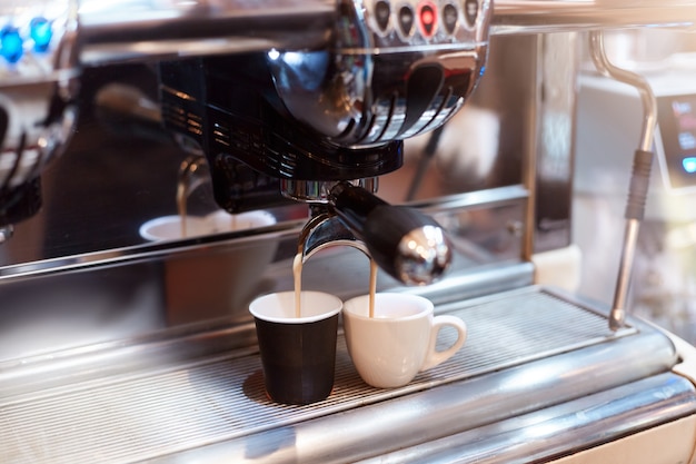 커피 장치 기계에 두 개의 커피 컵