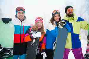 Foto gratuita due coppie che si divertono e fanno snowboard