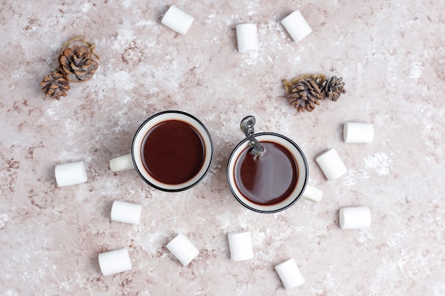 Free photo two cup of hot chocolate with marshmallow