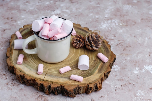 Free photo two cup of hot chocolate with marshmallow