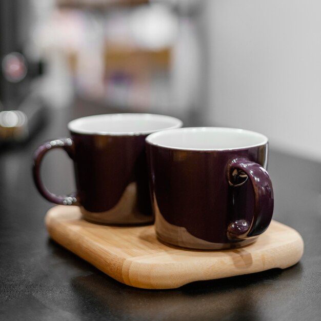 Две чашки кофе на стойке кофейни